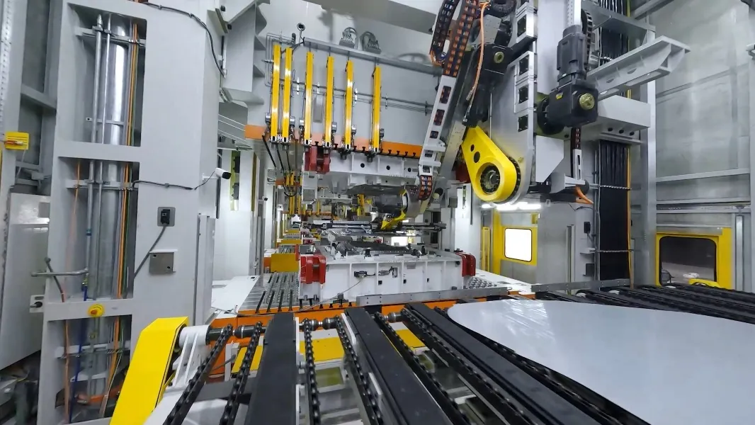 FANUC 工业机器人应用实拍（FANUC 官网）