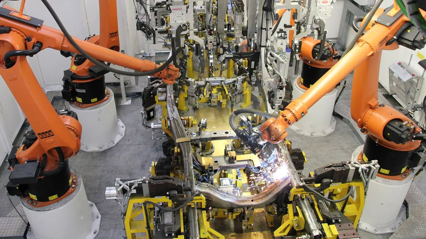 KUKA 工业机器人应用实拍(KUKA 官网)