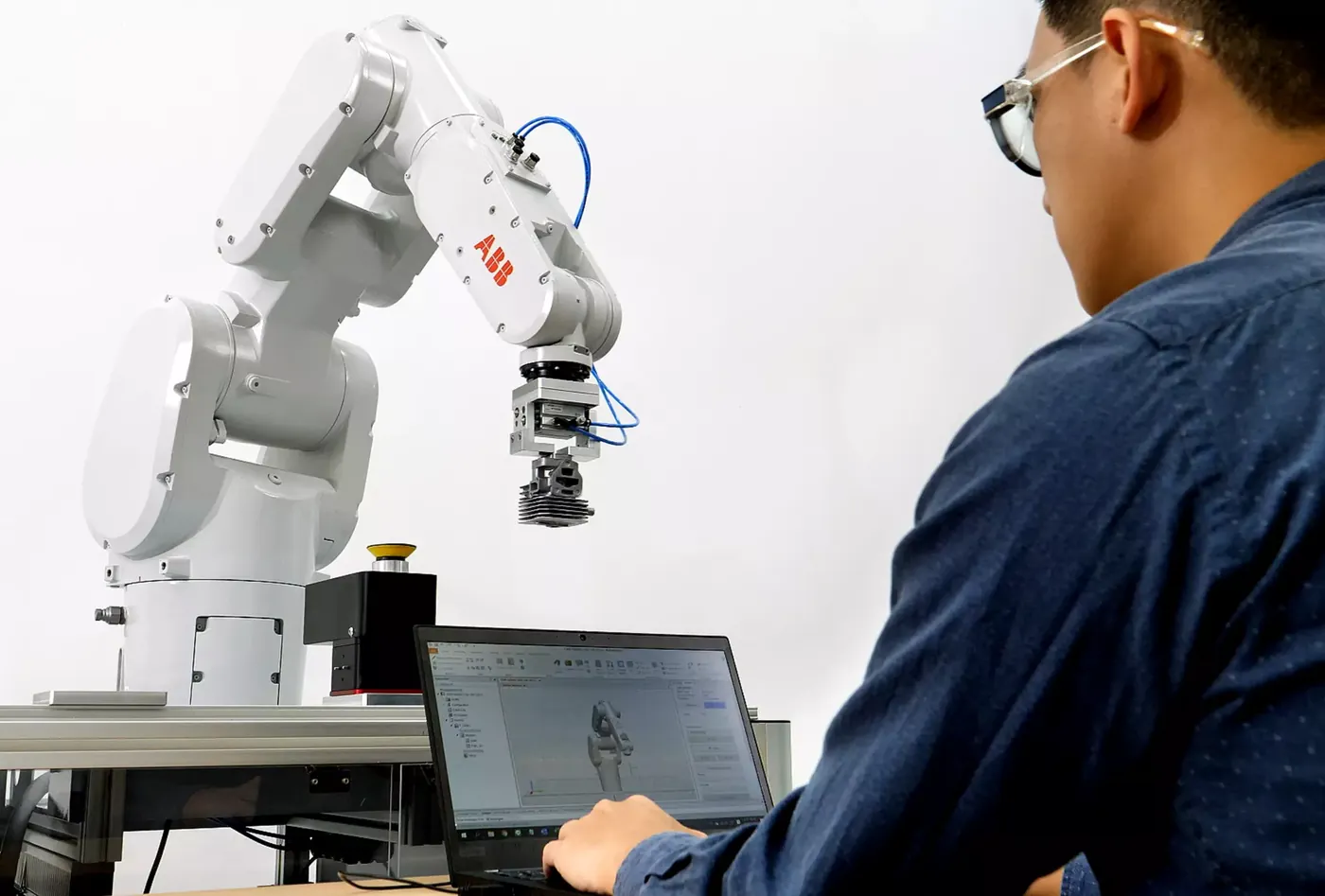 ABB 工业机器人应用实拍(ABB 官网)