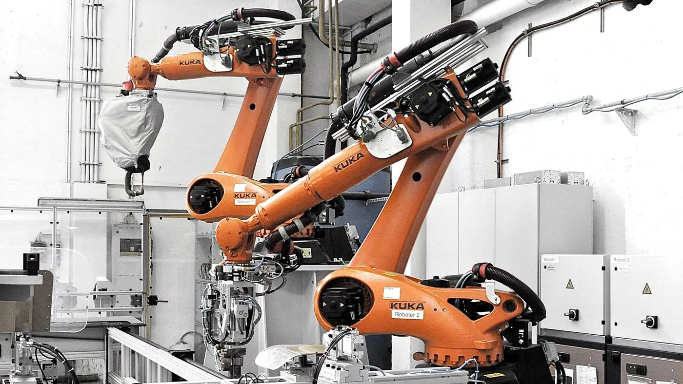KUKA 工业机器人应用实拍(KUKA 官网)