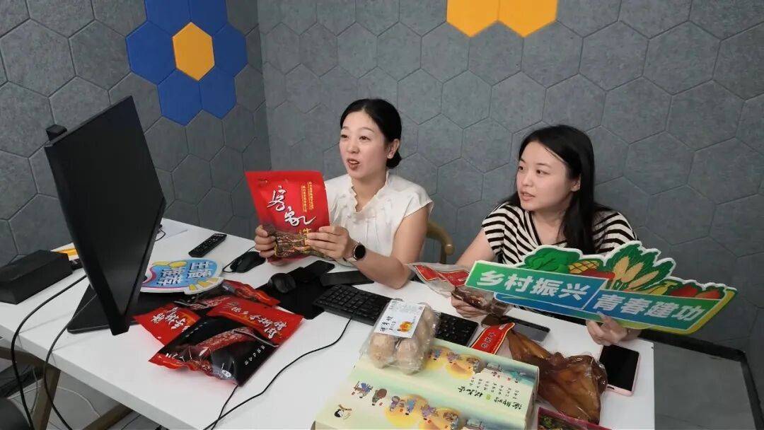 园区企业直播带货现场(图源:仪陇融媒公开报道)