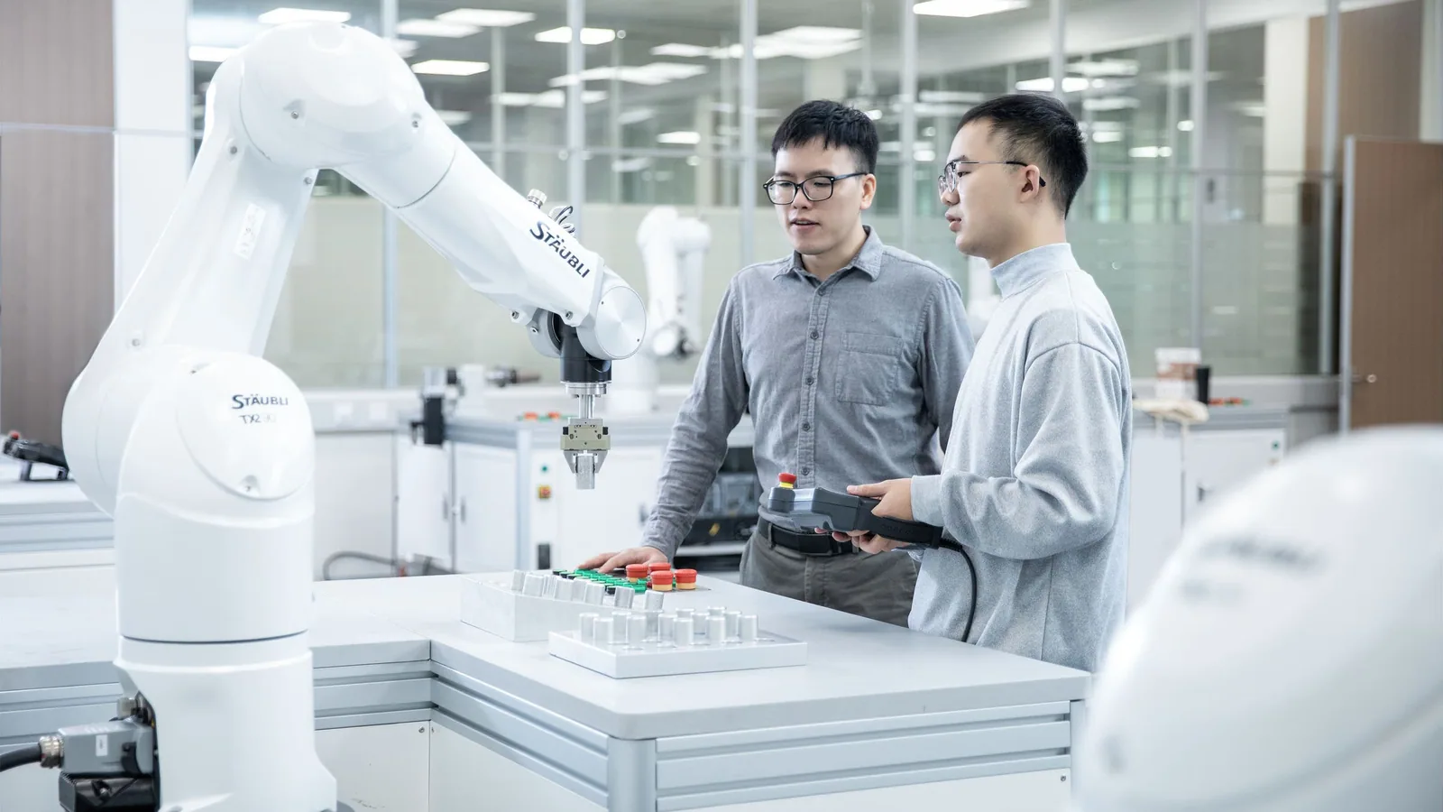 工程师与机器人进行动手实训教学
